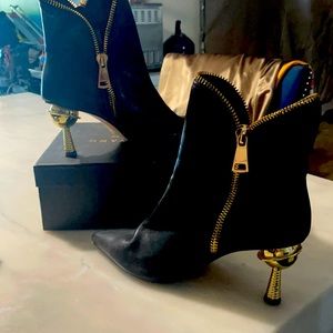Women’s beautiful black and gold bootsYou will love them